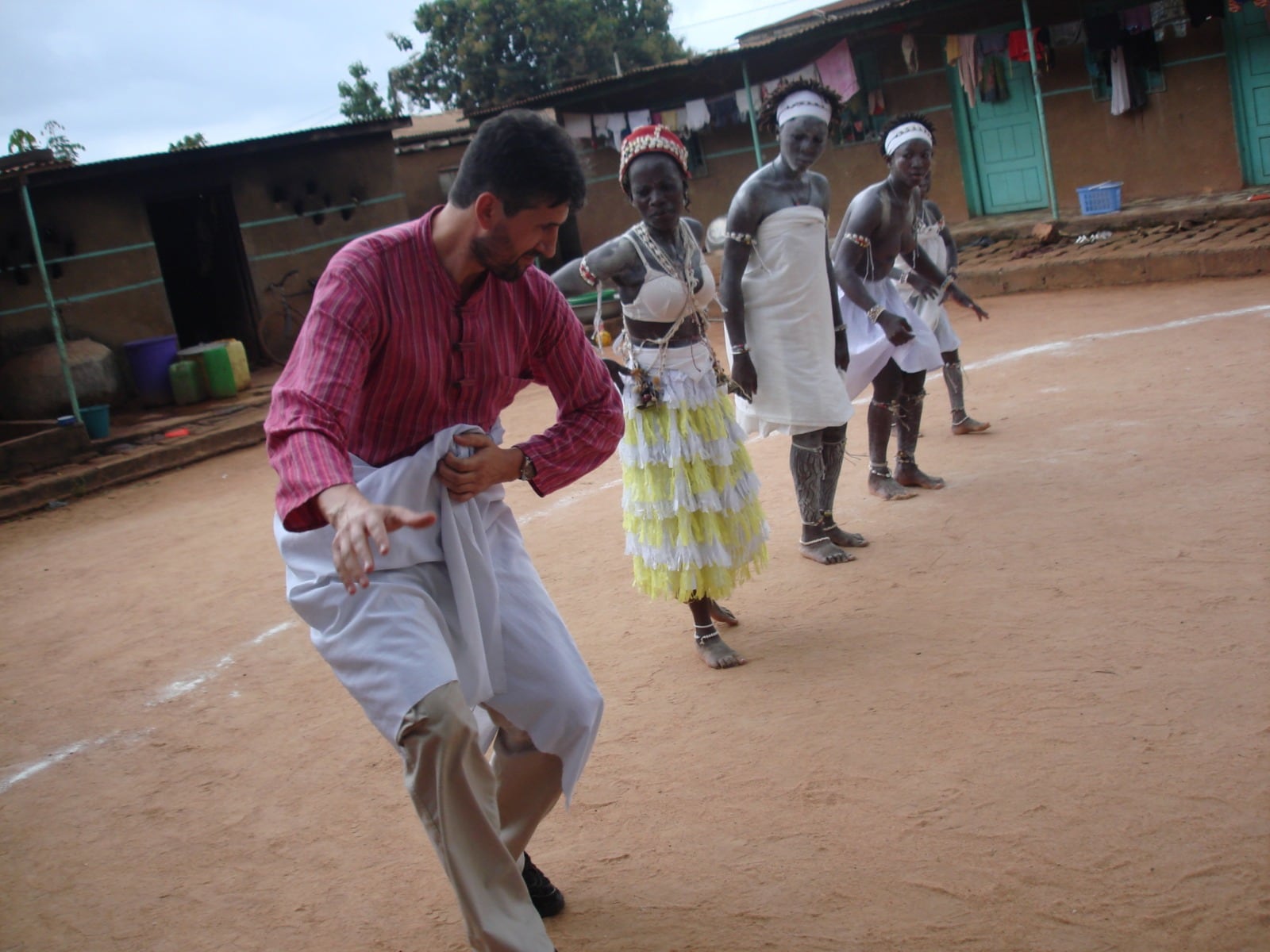 Javier Mariño bailando en su viaje a Costa de Marfil, unos de los 159 países que ha visitado