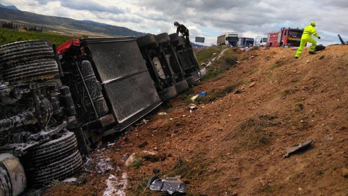 Fallece en Jumilla una mujer al caer por un terraplén el camión en que iba de acompañante