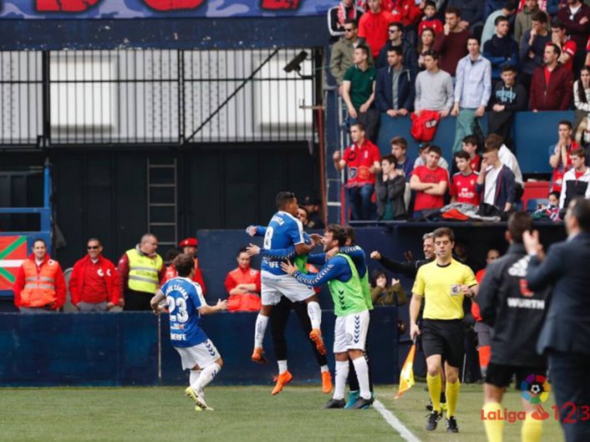 Un golazo de Bryan Acosta pone al Tenerife a tres de la promoción