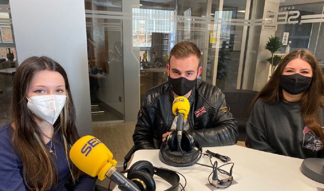 María, Carlos y Lara, en los estudios Isilla de la SER