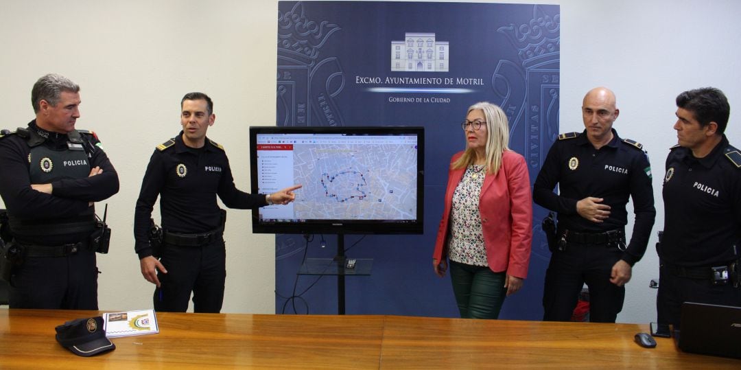 El subinspector de la Policia Local, Jose Luis Rojas, muestra el nuevo dispositivo QR 