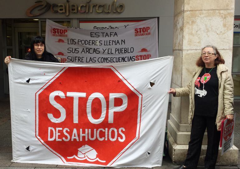 Movilización de la PAH frente a Caja Círculo