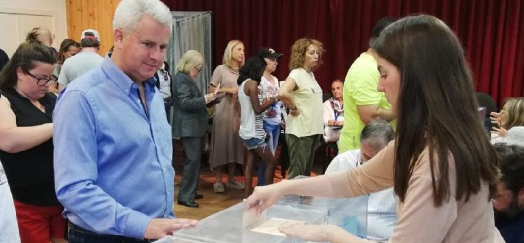 El alcalde de San Sebastián de los Reyes, Narciso Romero votando en un colegio electoral