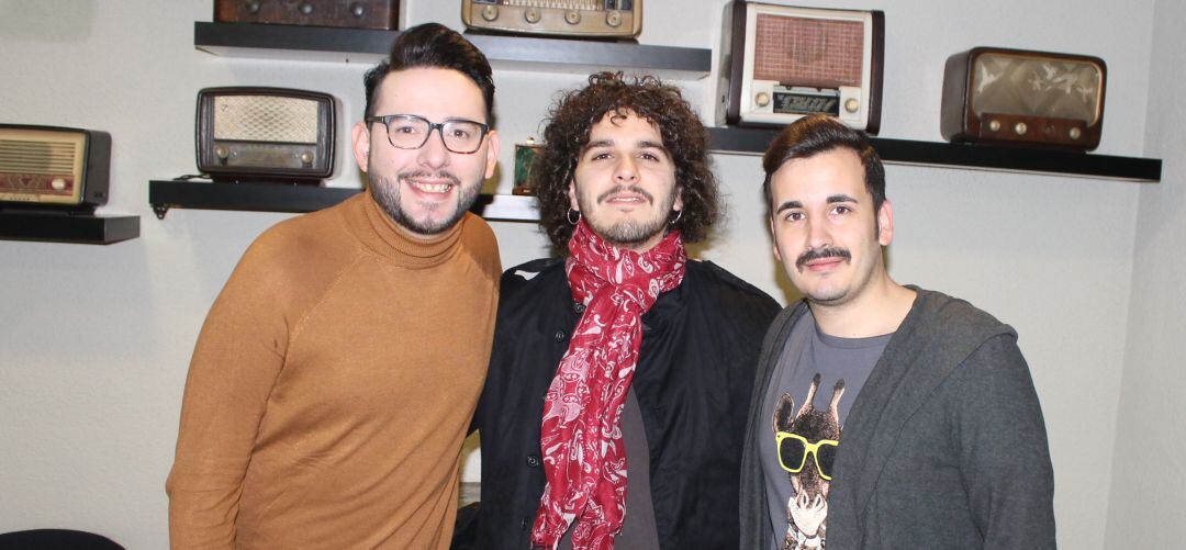 Los premiados Ubal Araque y Manuel Allende junto al presidente del Consejo de la Juventud de Alcobendas, Víctor Nieto