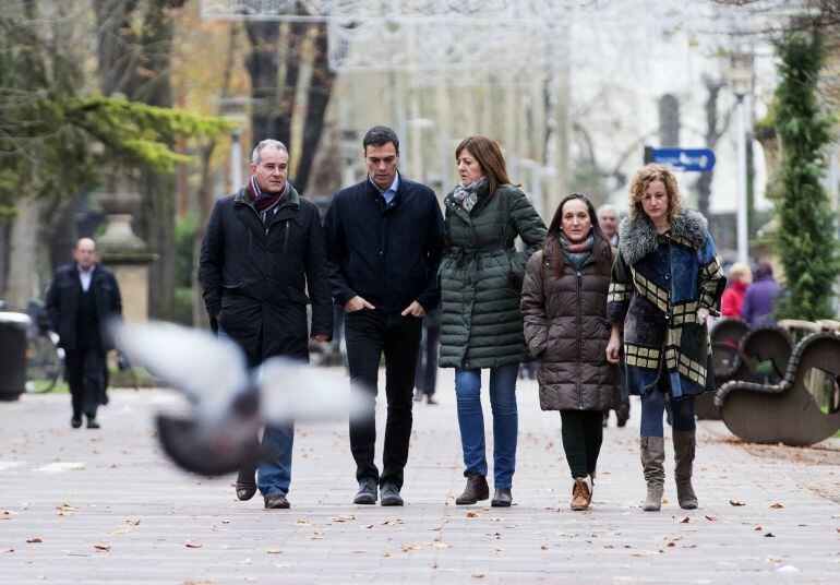Pedro Sánchez en el parque de la Florida de Vitoria acompañado por la secretaria general del PSE, Idoia Mendia 