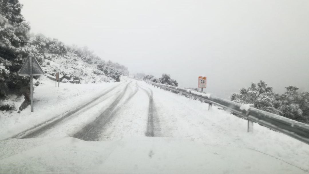 Muchas de las carreteras de interior se han hecho impracticables, también para el transporte escolar