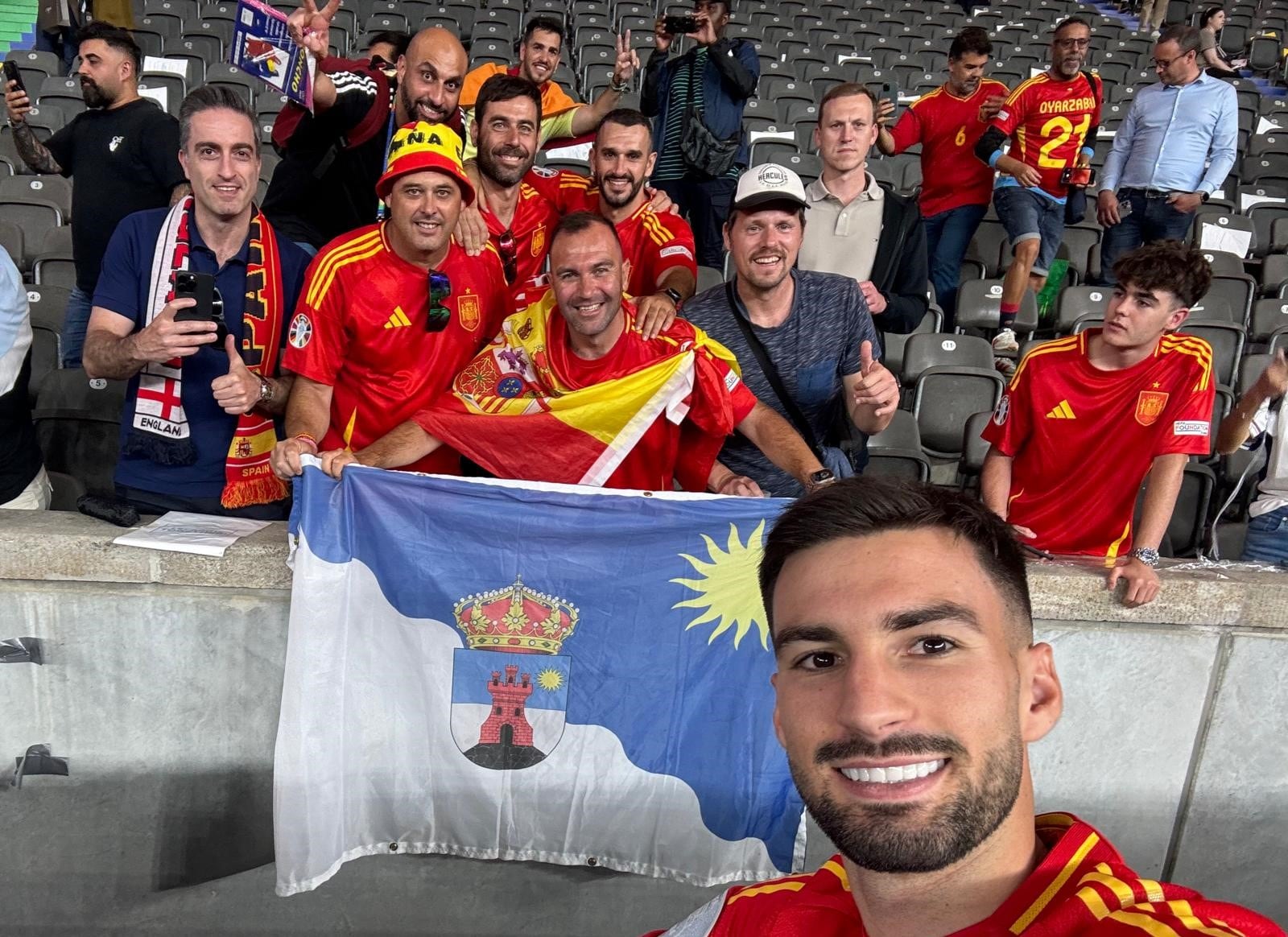 Álex Baena con sus paisanos tras la final de la EURO y la bandera de Roquetas de Mar.