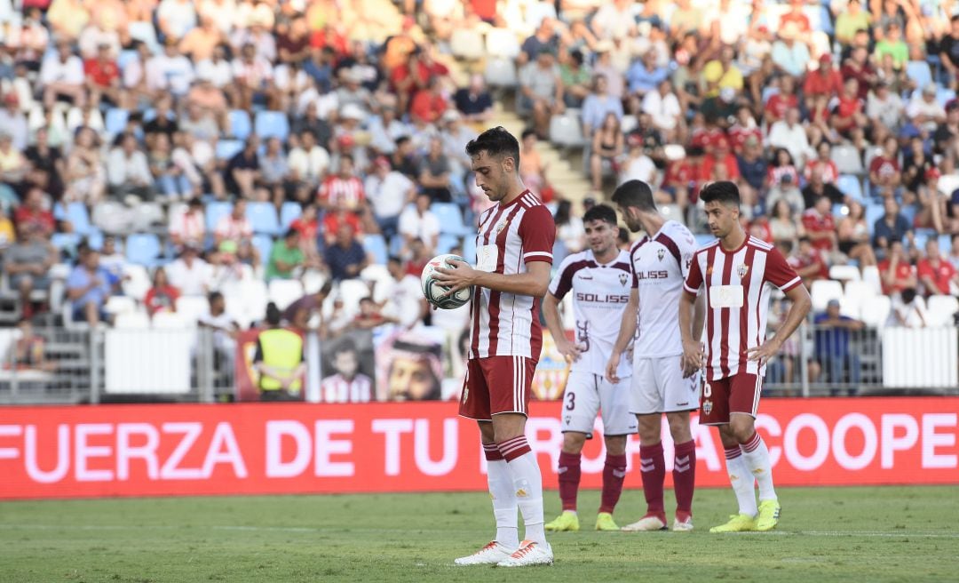 Sergio Aguza lanzando un penalti contra el Albacete.