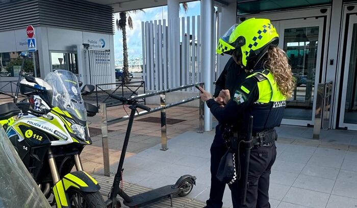 Una agente sanciona a un patinete