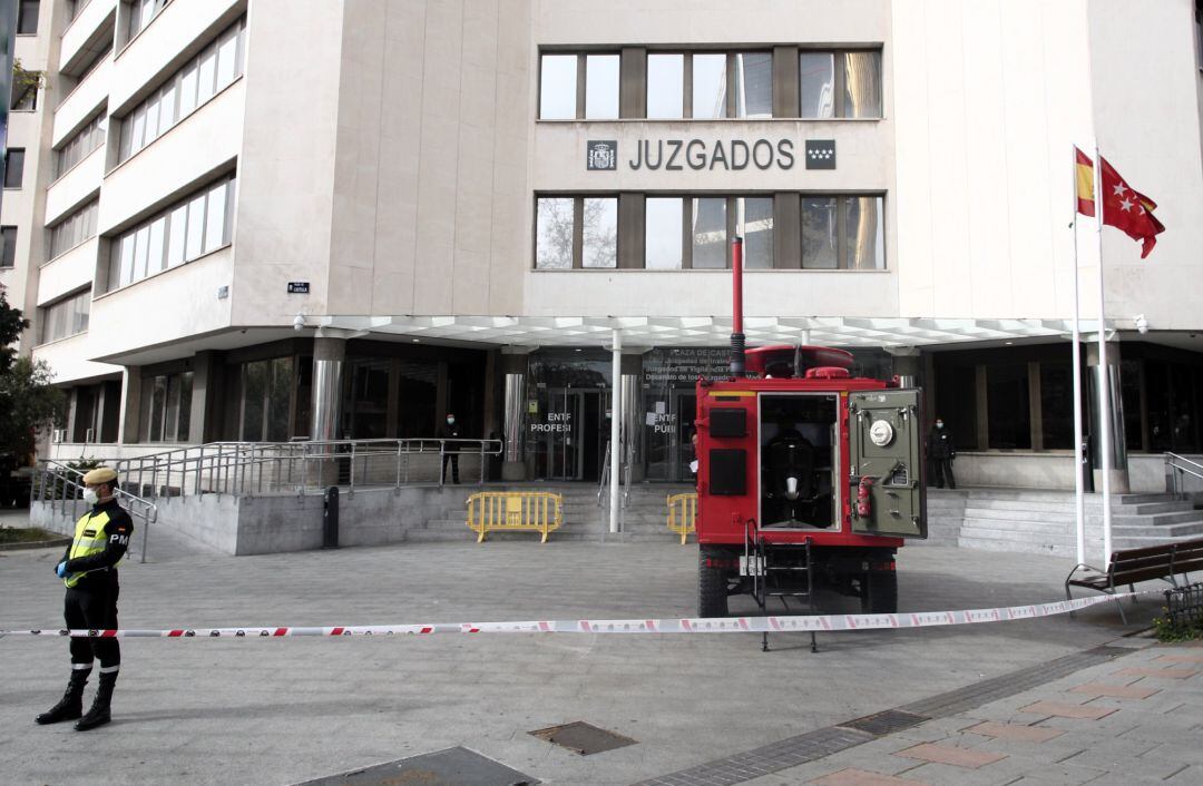 Un militar de la UME vigila fuera de los juzgados ordinarios de Plaza Castilla y de Familia