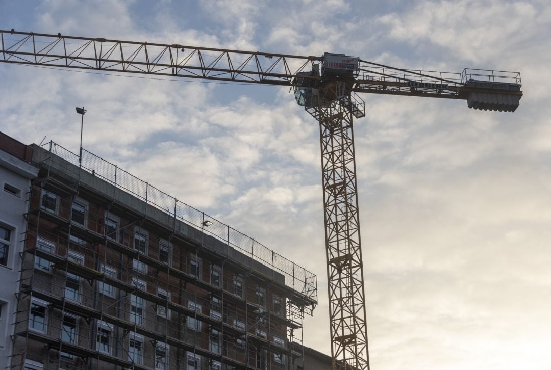 Una gran grúa ayuda a la construcción de viviendas de protección oficial