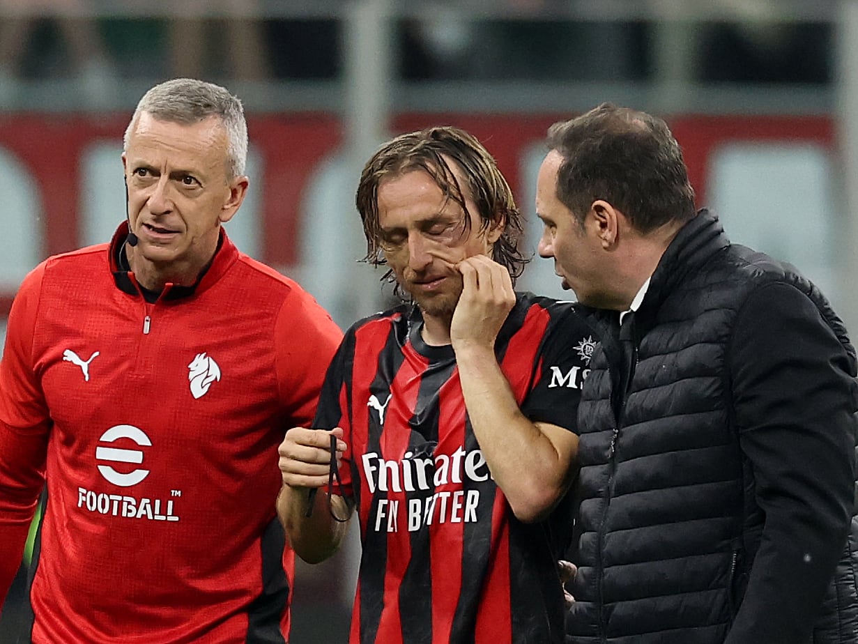 Luka Modric tras el choque con Locatelli durante el Milan - Juventus