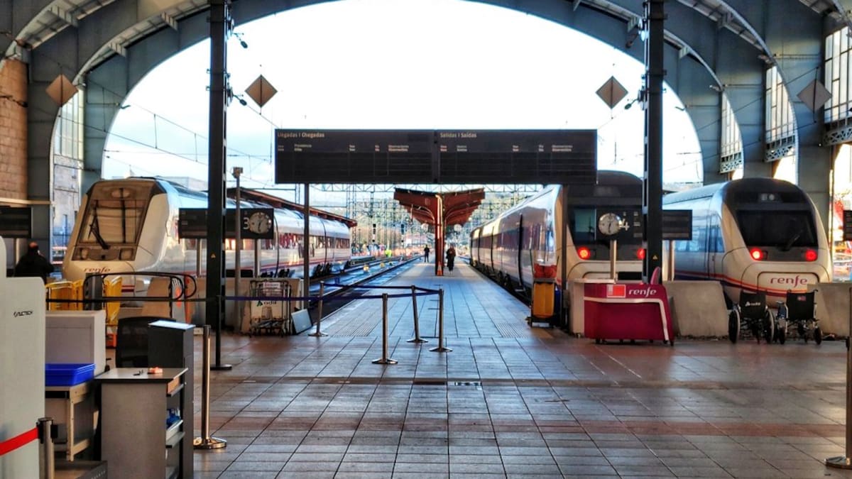 Caos en el servicio ferroviario por corte del suministro eléctrico en la estación de A Coruña a primera hora