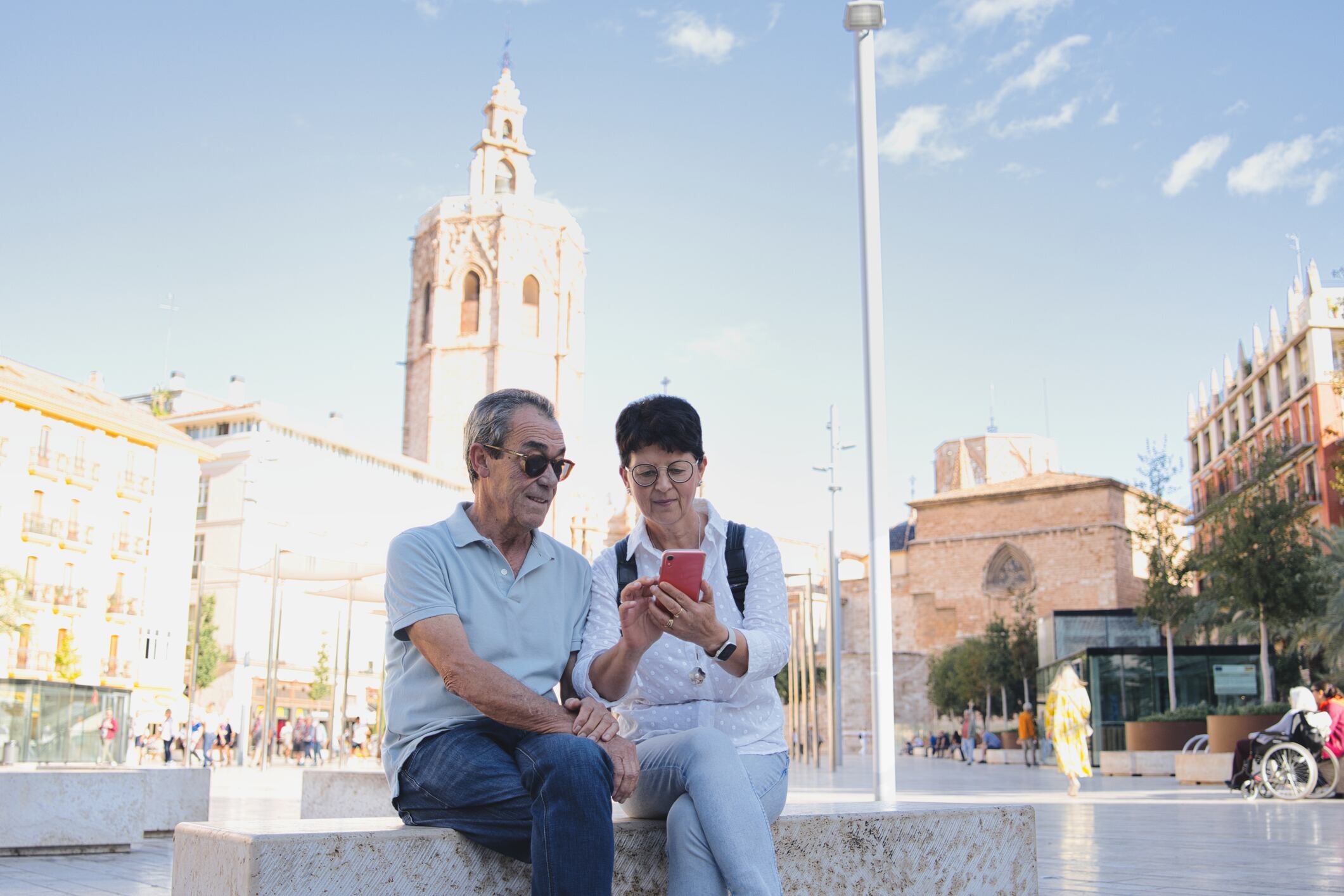 Pareja en la plaza de la Reina de València