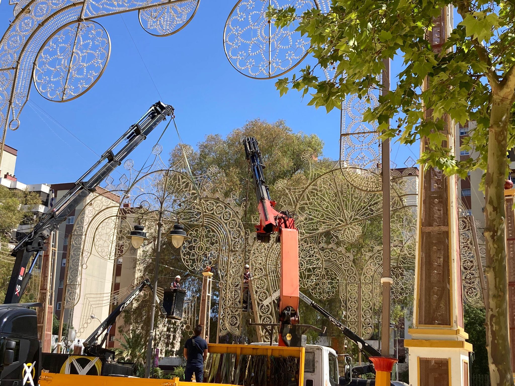 Una de las grúas que está reparando la avería