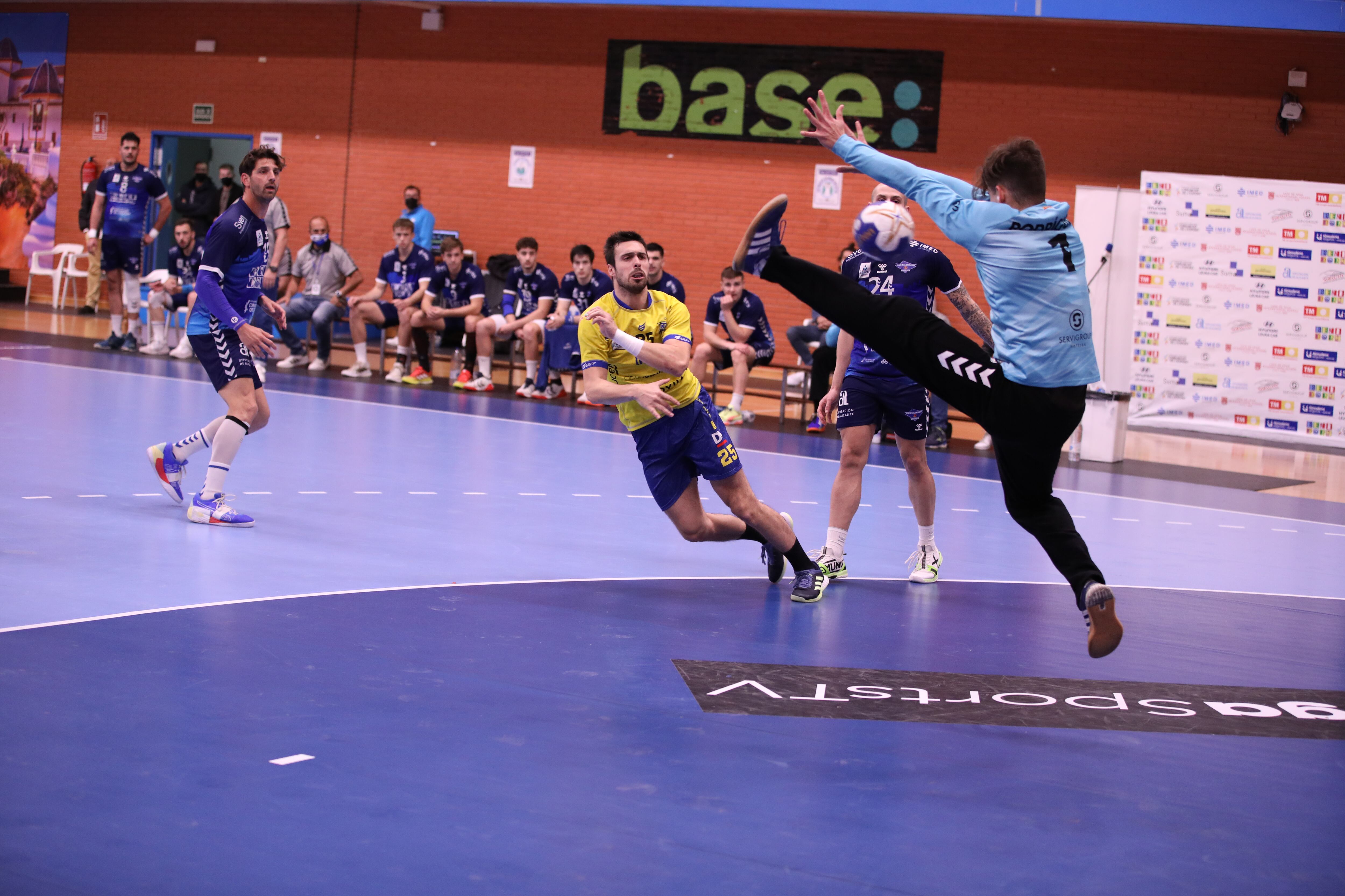 Jon Azkue marca un gol en el partido de Benidorm de la Copa