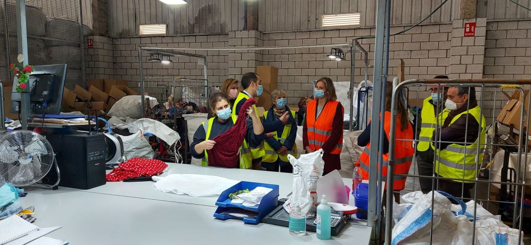 La consejera de Medio Ambiente madrileña, Paloma Martín, junto a los responsables de Humana en su planta de Leganés