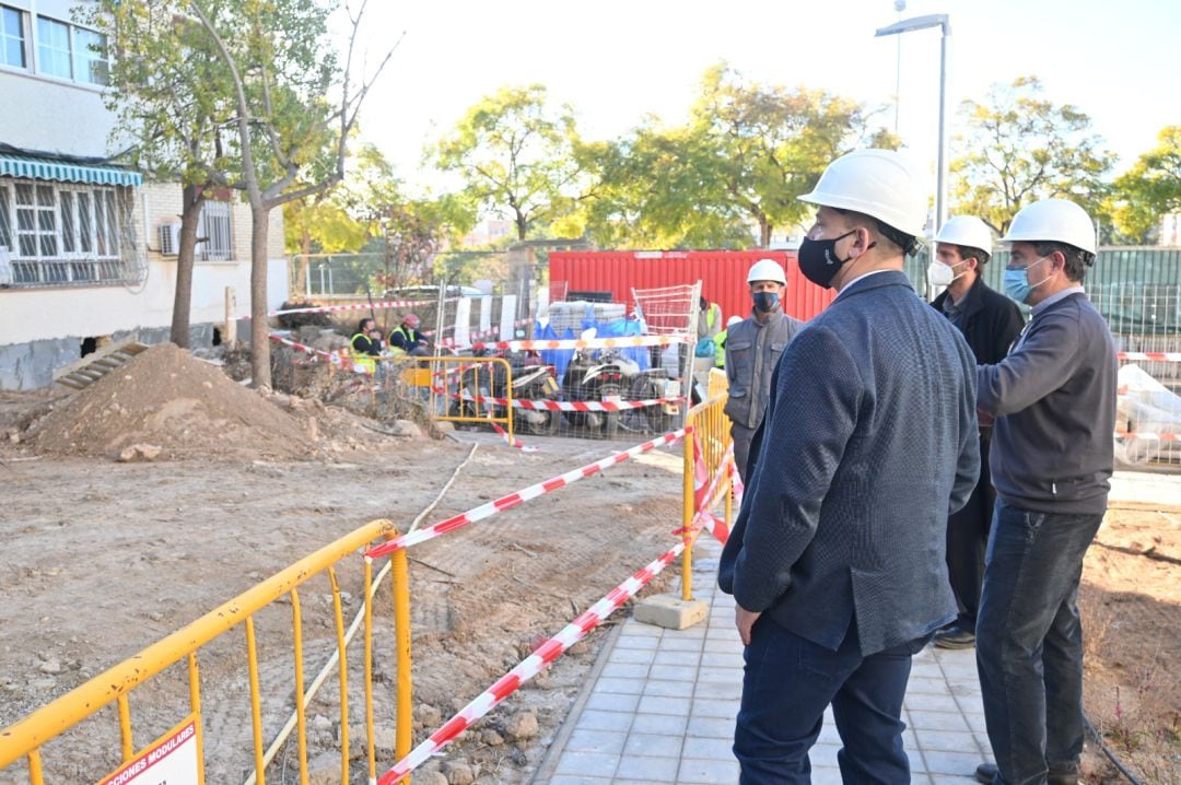 El conseller de Vivienda y Arquitectura Bioclimática, Rubén Martínez Dalmau, en su visita al barrio Ciudad Elegida-Juan XXIII, coincidiendo con el fin de las obras de rehabilitación.