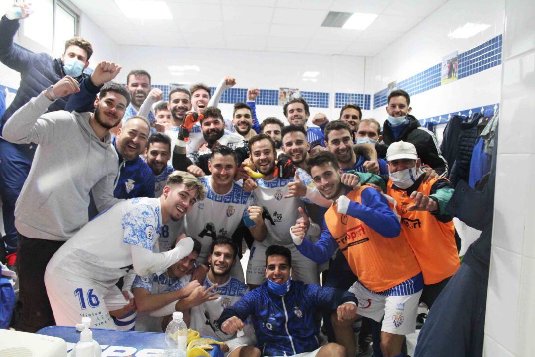 Jugadores y técnicos del Arcos celebran la victoria en el vestuario 