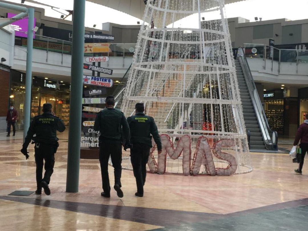 Una riña entre dos familias provoca el desalojo del centro comercial Parque Almenara 