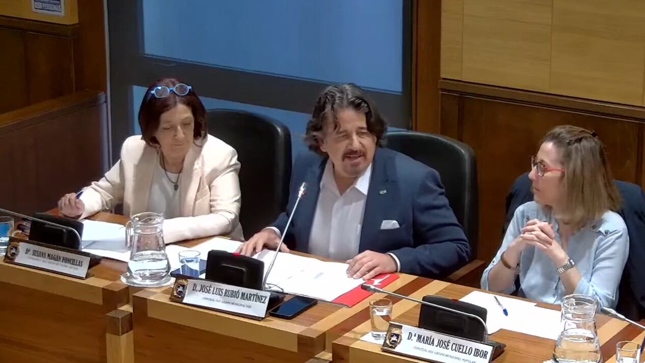 El concejal de Vox, durante su intervención, criticando al PP por improvisar y al PSOE por apoyarles