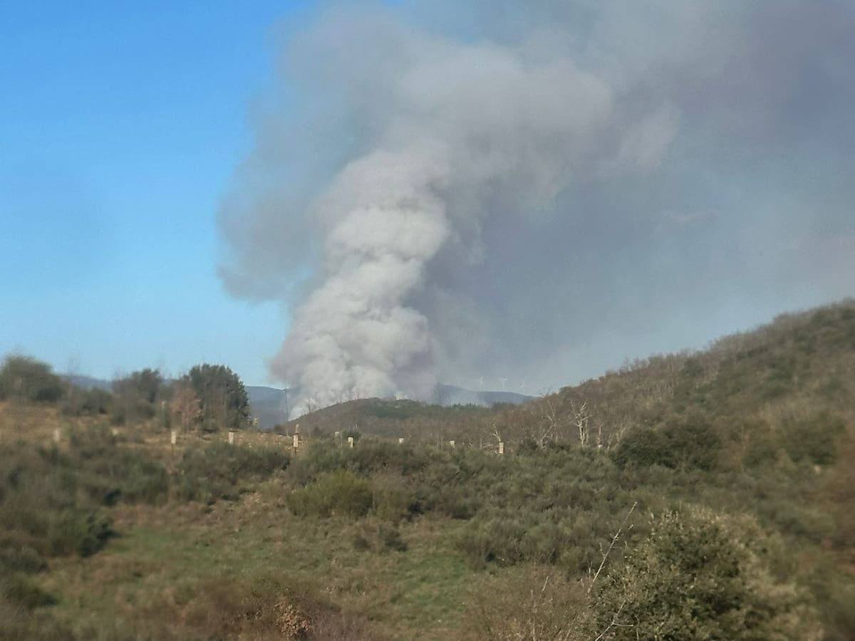 Declarado un incendio con varios frentes en el municipio de Igüeña