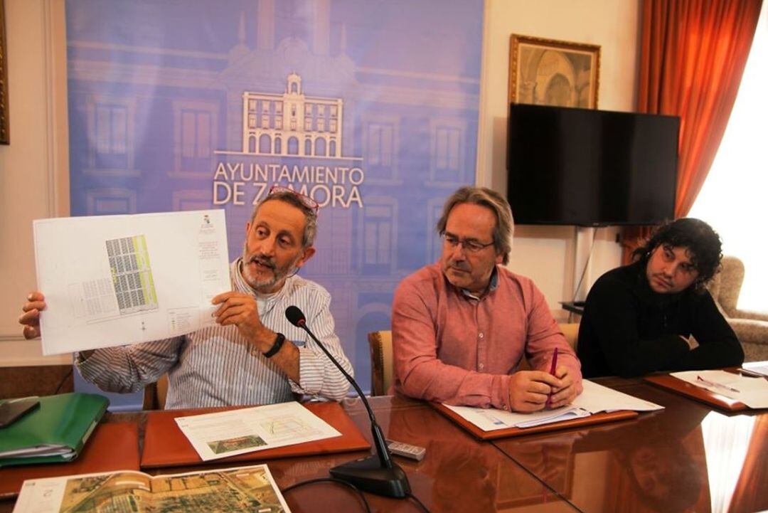 Romualdo Fernández, Francisco Guarido y Diego Bernardo en la rueda de prensa posterior a la Junta Local de Gobierno del Ayuntamiento de Zamora