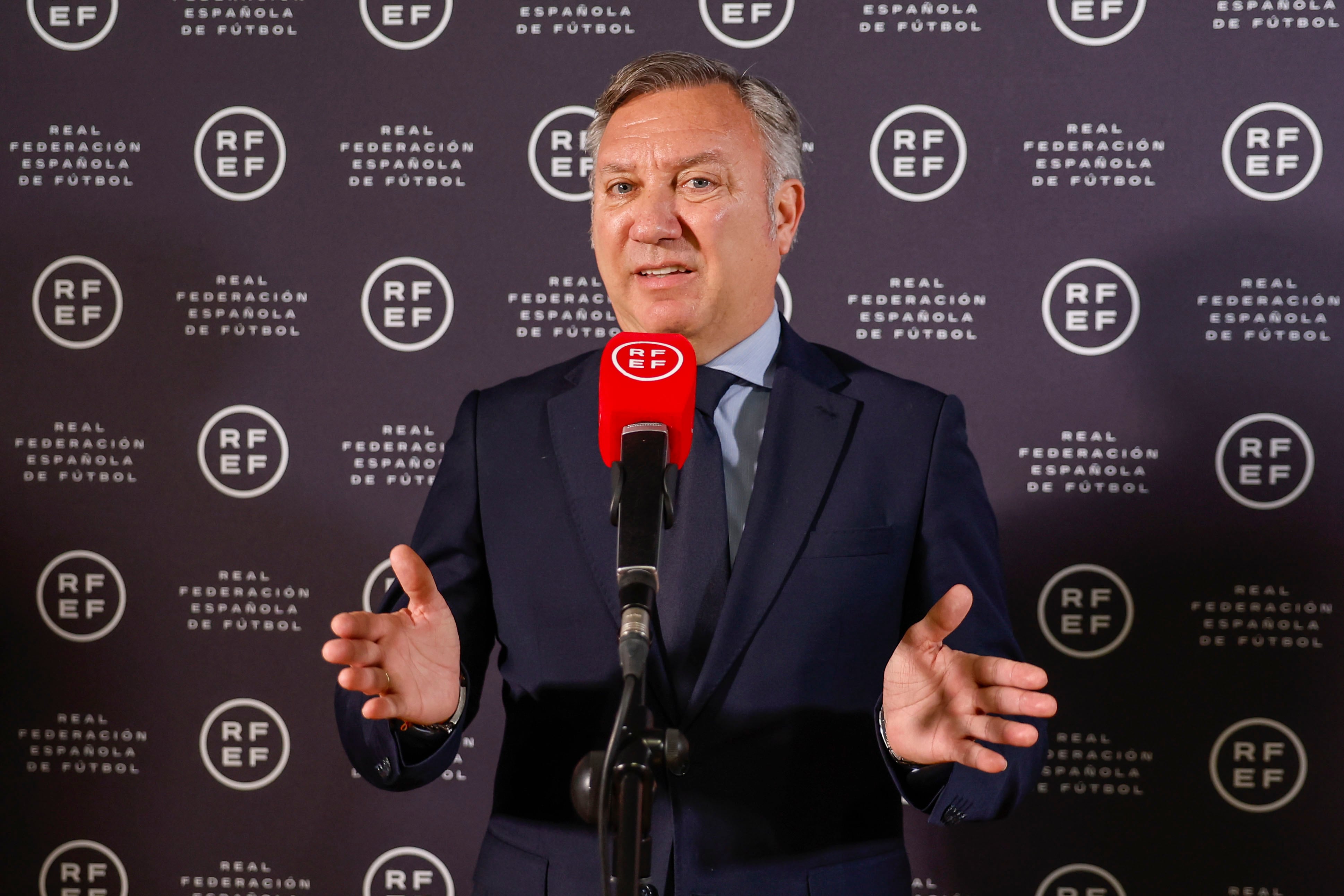 El presidente del Comité Técnico de Árbitros de la Real Federación Española de Fútbol (RFEF), Luis Medina Cantalejo, en una rueda de prensa