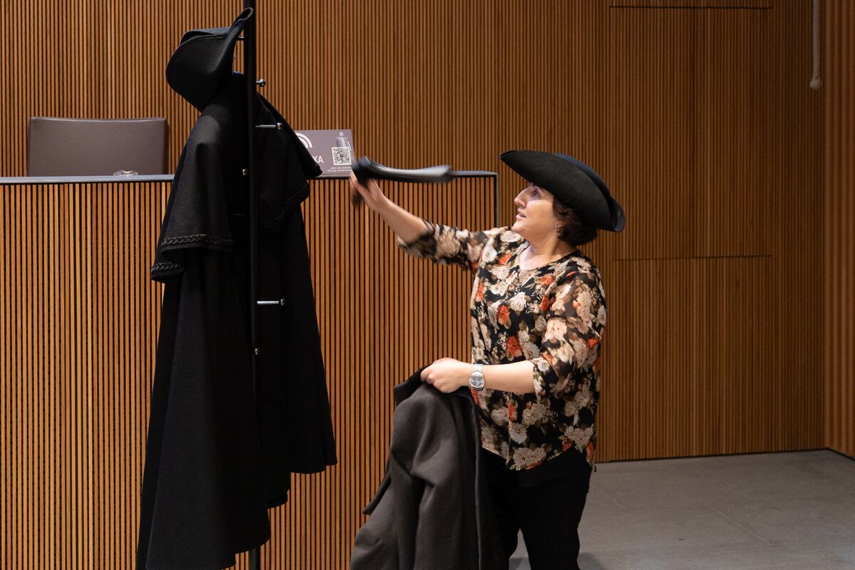 Una dona es prova l'abillament tradicional de conseller durant una visita al Consell General el dia de la Constitució. Des de l'1 d'abril s'organitzen visites guiades gratuïtes a la nova seu.