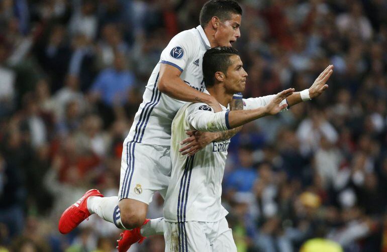 James Rodríguez celebra el gol junto a Cristiano Ronaldo