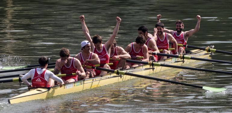 La trainera de Deusto tras proclamarse vencedora de la 36 edición de la Regata Ingenieros-Deusto, una especie de Oxford-Cambridge bilbaína sobre un recorrido de cuatro millas náuticas (7.804 metros) entre tripulaciones de ocho con timonel de las dos unive