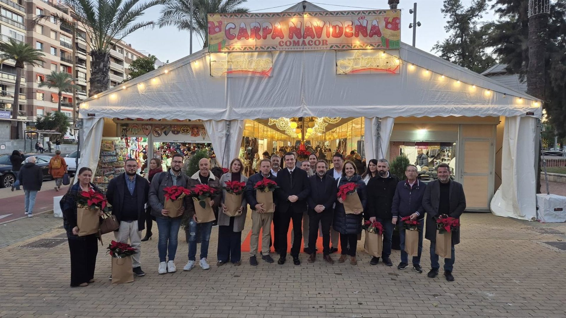 Autoridades y representantes del comercio en la inauguración de la Carpa Navideña de Comacor en el Paseo de la Victoria de Córdoba con 26 &#039;estand&#039;.COMACOR