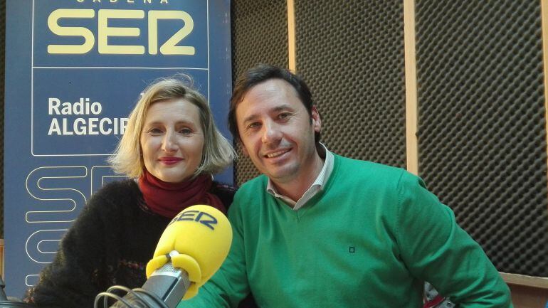 La profesora del Colegio Los Pinos, Carolina Loghurst y el concejal de deportes en el Ayuntamiento de Algeciras Javier Rodríguz Ros.