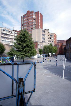 Patio del colegio García Quintana con el bloque de la calle López Gómez donde estaba el &quot;bosque de antenas&quot;