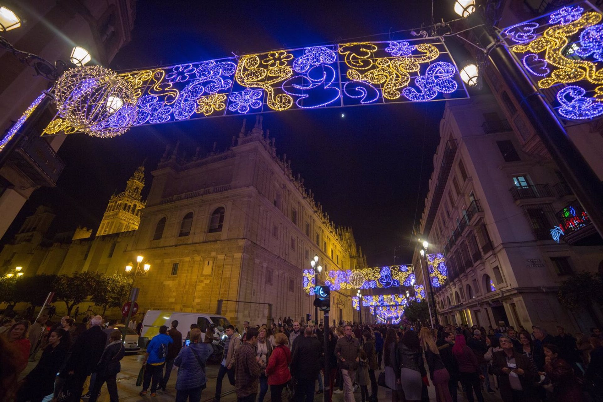 Alumbrado navideño en la ciudad de Sevilla.
El gobierno municipal, a través de la Gerencia de Urbanismo y Medio Ambiente y la Delegación de Economía, Comercio y Turismo, ha trasladado este lunes a las asociaciones de hoteles, hostelería y comerciantes de la ciudad la decisión de reducir el periodo del alumbrado navideño y el horario en días laborables con el objetivo principal de reducir el consumo de luz y contribuir así a las medidas adoptadas a nivel nacional e internacional para hacer frente a la actual crisis energética.