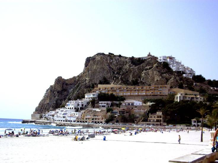 Vista del cerro del Tossal desde la playa de Poniente de Benidorm / Francisco Nicolás