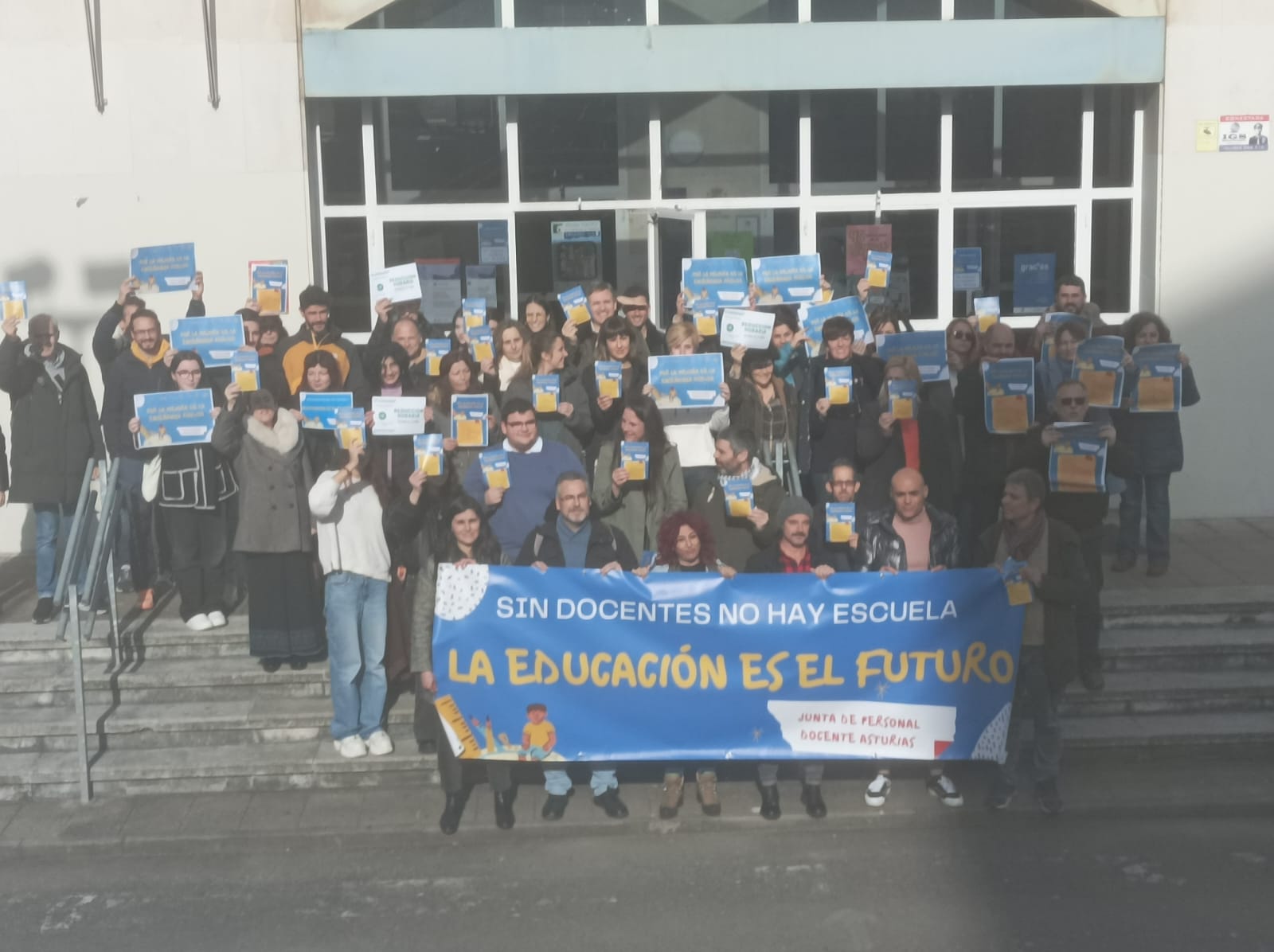 Concentración de profesores y miembros de la Junta de Personal Docente, en Oviedo