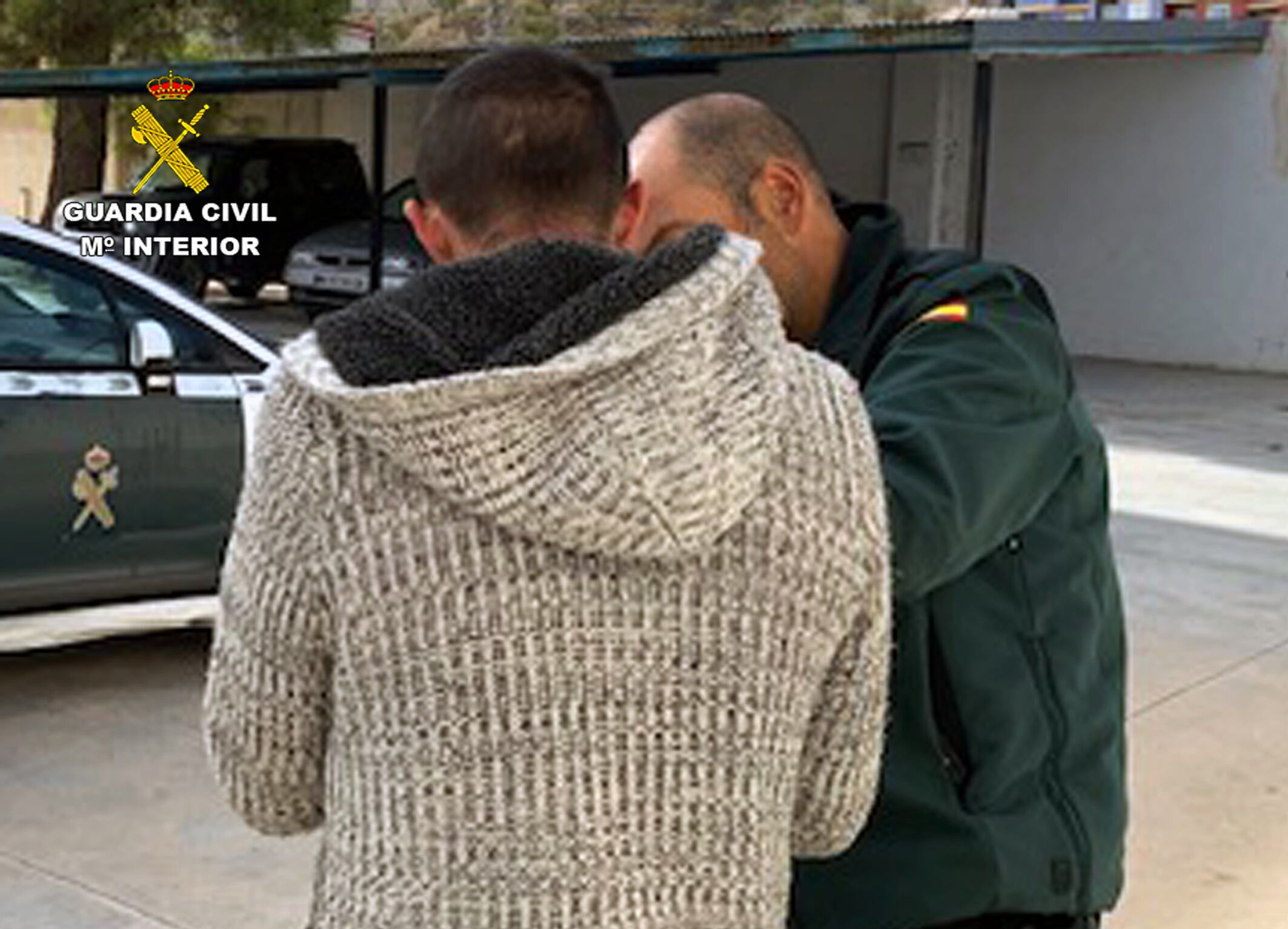 El detenido en Bullas acompañado por un agente de la Guardia Civil