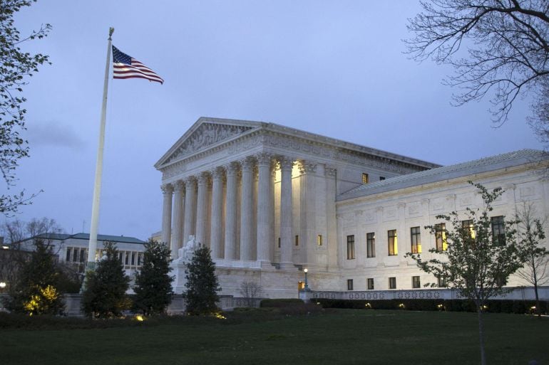 Fotografía de archivo del 7 de abril de 2017 de la sede la Corte Suprema de Justicia en Washington (EE.UU.)