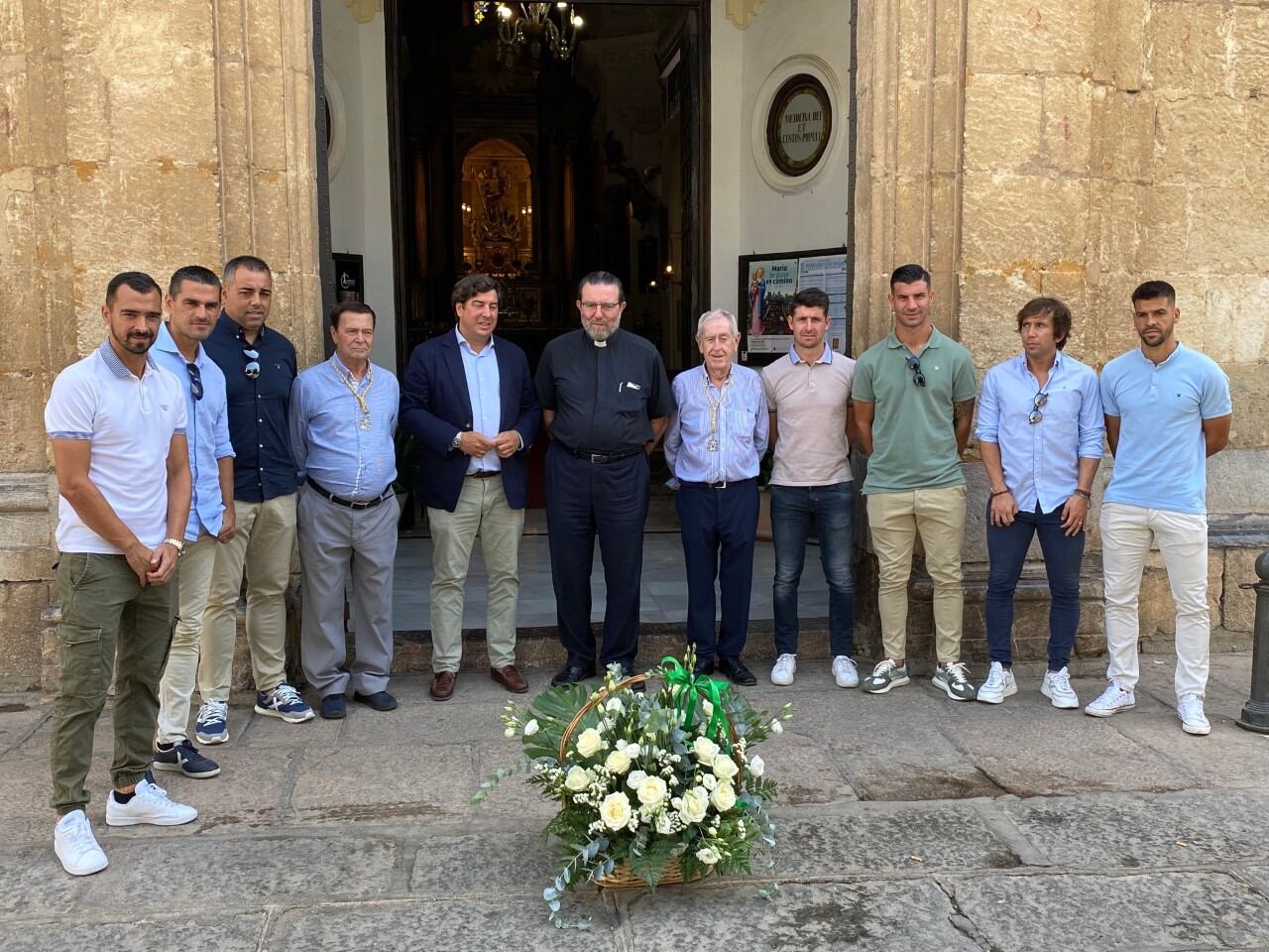 Los capitanes del equipo realizan la vista a la Iglesia del Juramento.