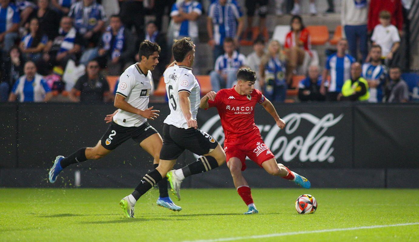 Nico Espinosa trata de centrar un balón en el Antonio Puchades. Foto: Hércules CF