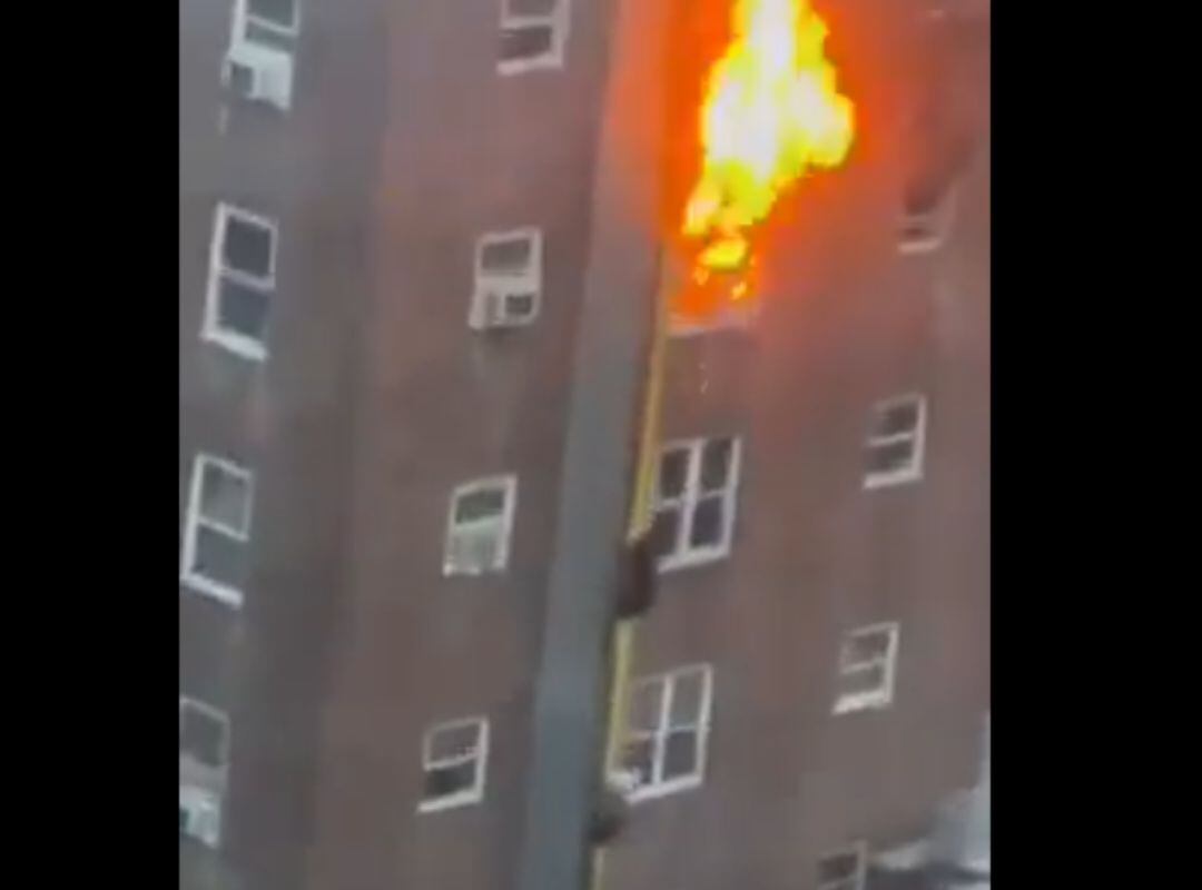 Dos chicos logran salvarse de un incendio en un edificio de Nueva York.