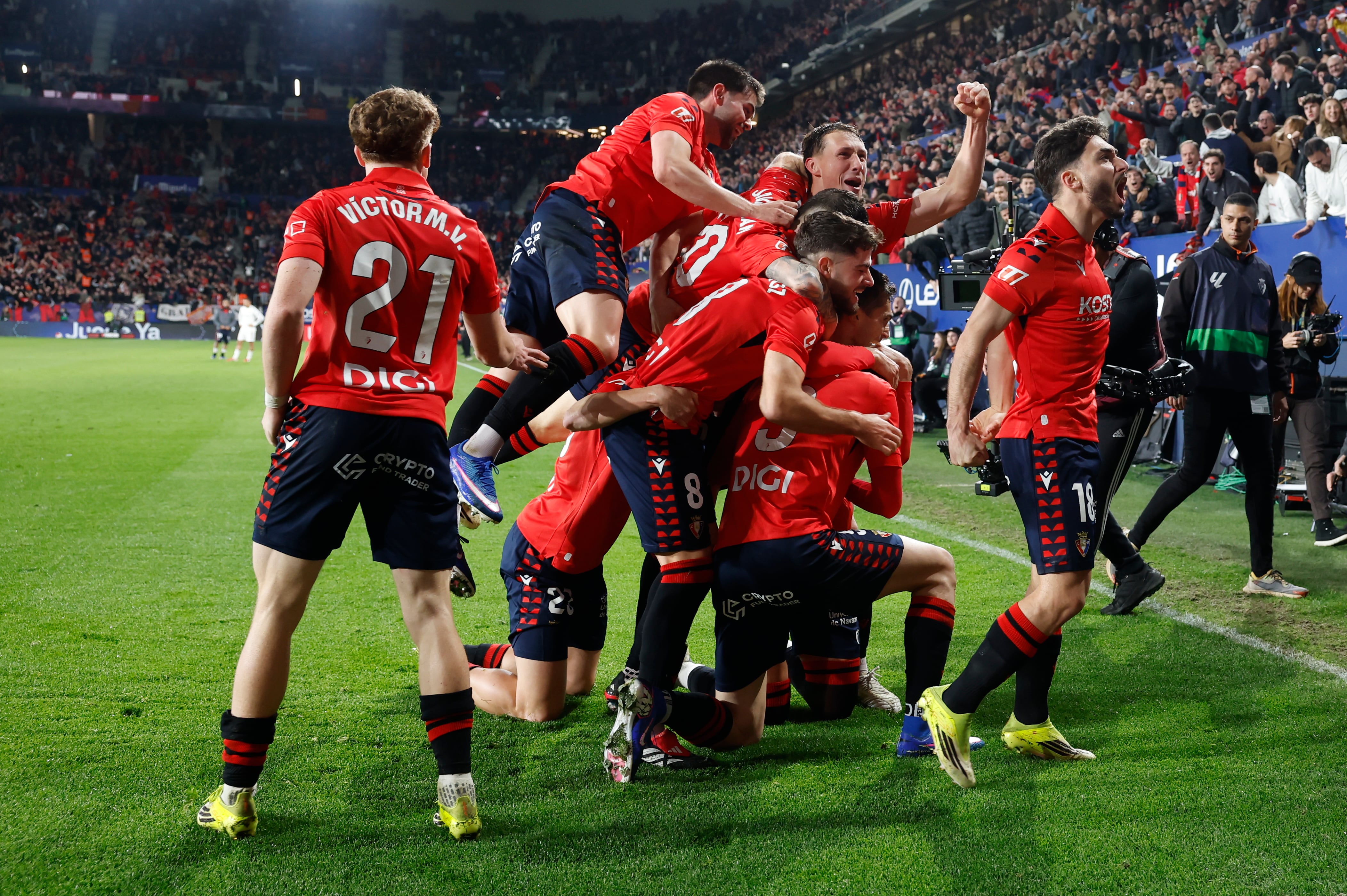 Los jugadores de Osasuna celebran el gol de la victoria de Raúl García al Real Madrid en el estadio de El Sadar