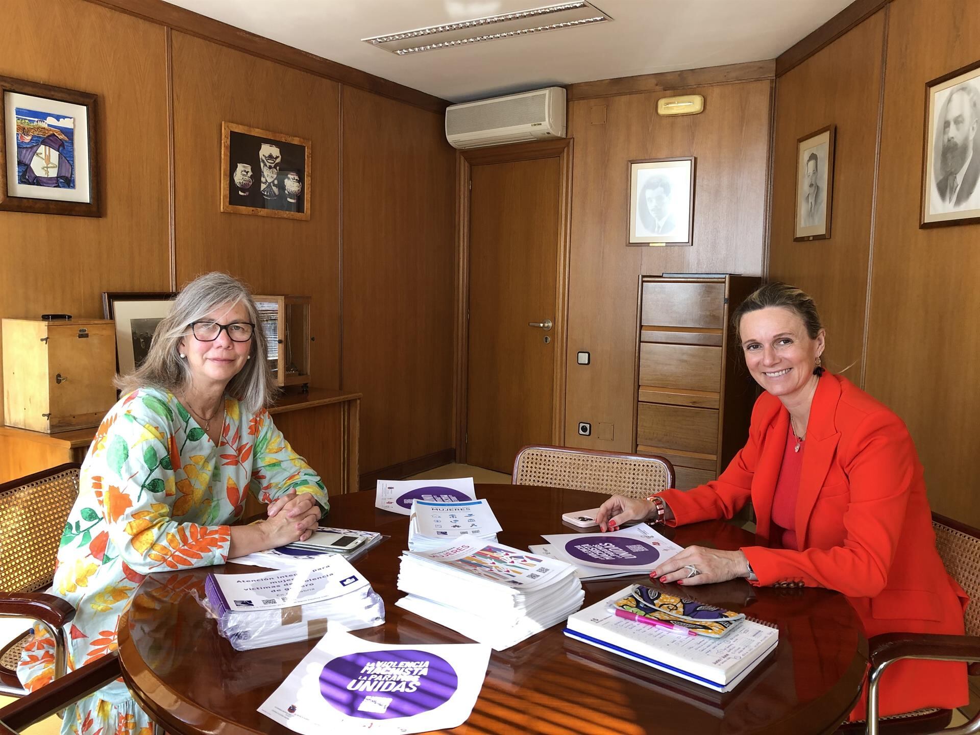 Rita de la Plaza (dcha) y Consuelo Gutiérrez en la firma del convenio.