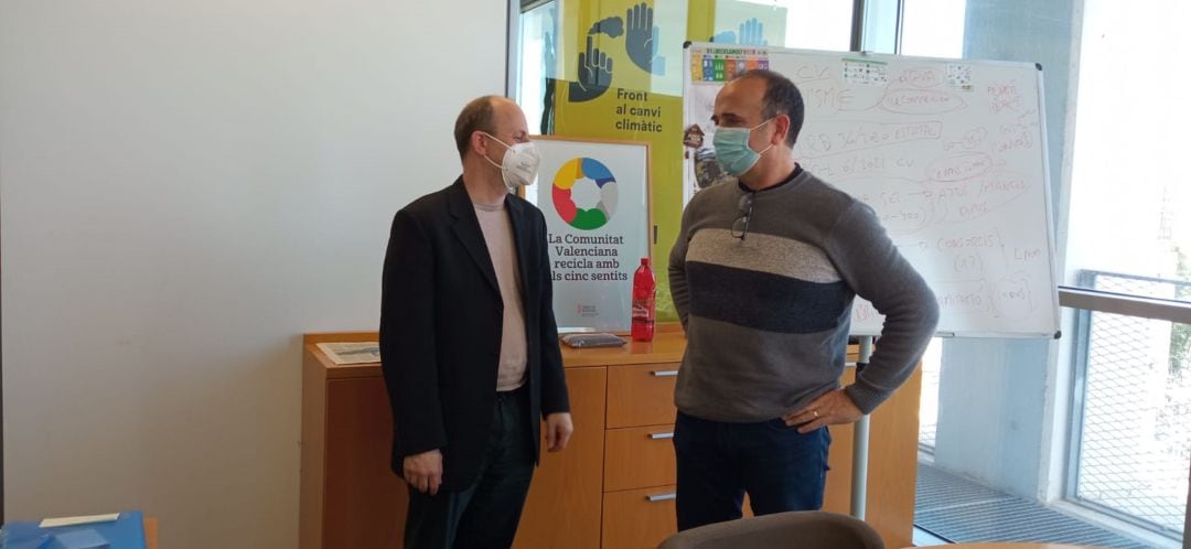 El concejal de Monóvar, Loren Amat (drch) junto al director de Calidad y Educación Ambiental 