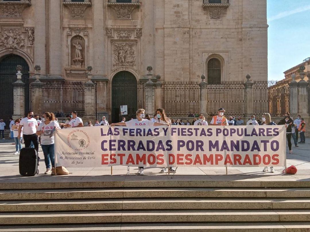 Los feriantes, a golpe de cacerola piden abrir sus negocios