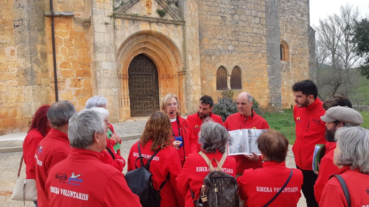 Presentación de la nueva ruta del programa "¿Te enseño mi pueblo?" en Ciruelos de Cervera con la voluntaria Milagros Núñez y el coordinador del programa de ADRI Ribera del Duero Burgalesa Isidro Ferreras
