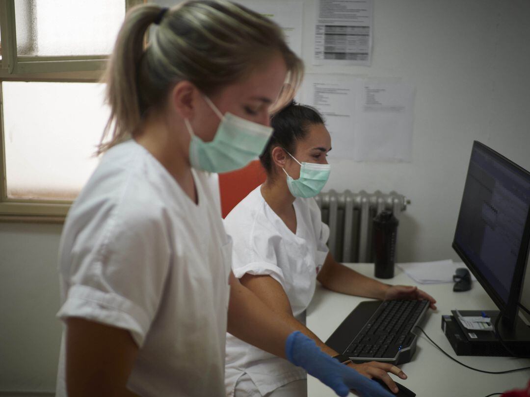 Dos profesionales sanitarias trabajan en el dispositivo de vacunación instalado por el Servicio Navarro de Salud