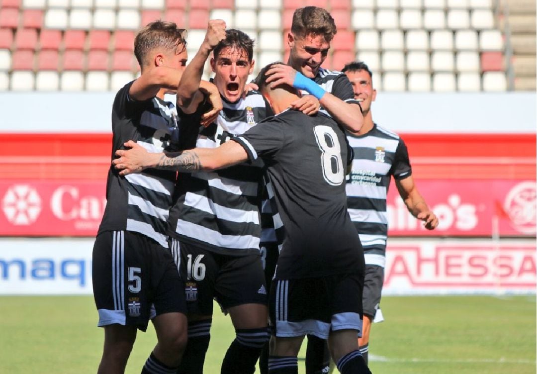 Neskes celebra el gol de la victoria albinegro en Nueva Condomina