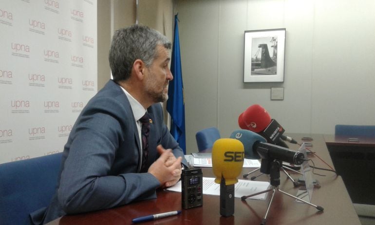 El rector de la UPNA, Alfonso Carlosena, en su comparecencia ante los medios